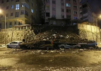 Kağıthane’de istinat duvarı çöktü, 4 araç enkaz altında kaldı