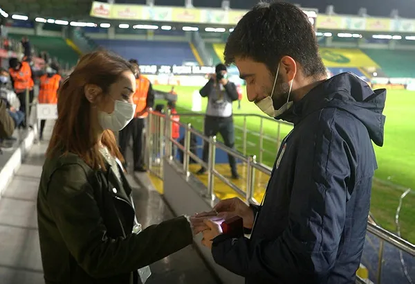caykur-rizespor-besiktas-macinda-evlilik-teklifi-1619636823397.jpg Çaykur Rizespor - Beşiktaş maçında evlilik teklifi - 1