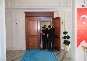 Tarihte böylesi görülmedi! Ekrem İmamoğlu, başkanlık makamı kapısına x-ray cihazı koydu