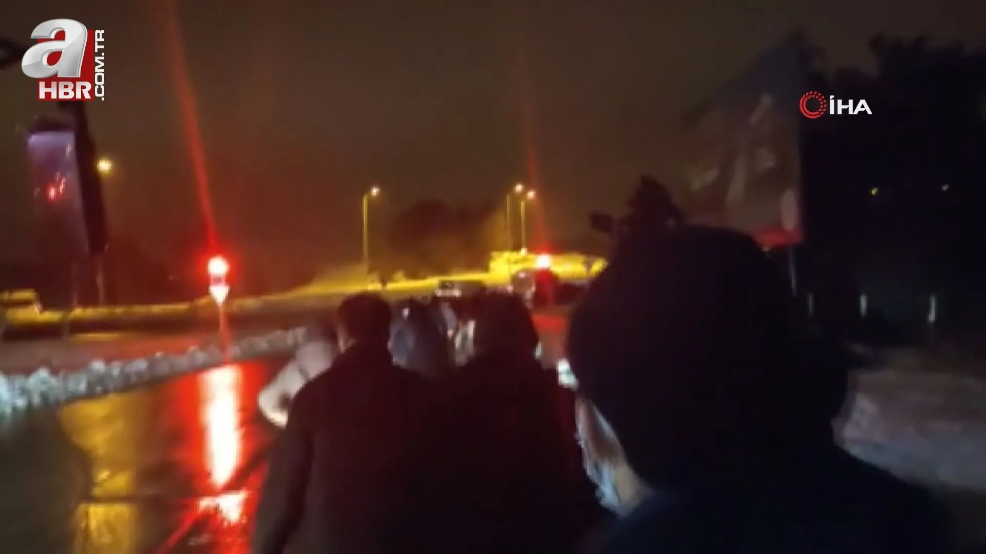 Son dakika: Arnavutköy'de İETT şoförü yolcuları otoyol kenarında indirdi! Vatandaşlar isyan etti