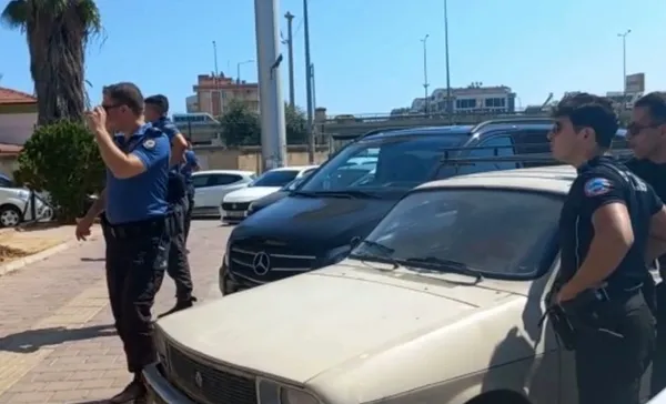 son-dakika-antalyada-banka-muduru-subede-rehin-alindi-1660310594016.jpg Antalya'da bankada gerçekleşen rehine krizi sona erdi: Banka müdürü ve çalınalar kurtarıldı! Zanlı gözaltında - 3
