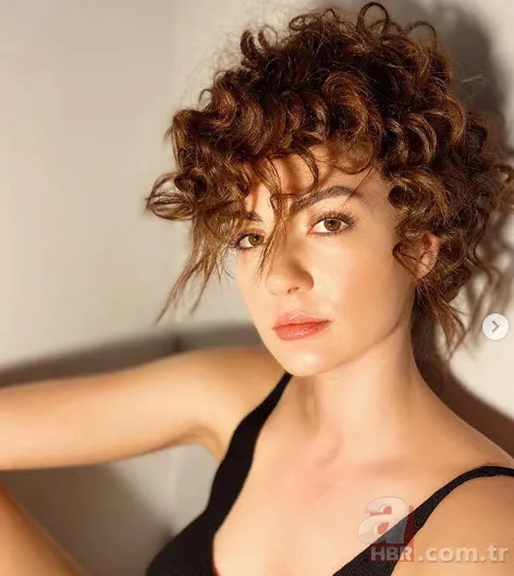 Karantina pozlarıyla olay olan Burcu Özberk’in makyajsız hali şoke etti! 2