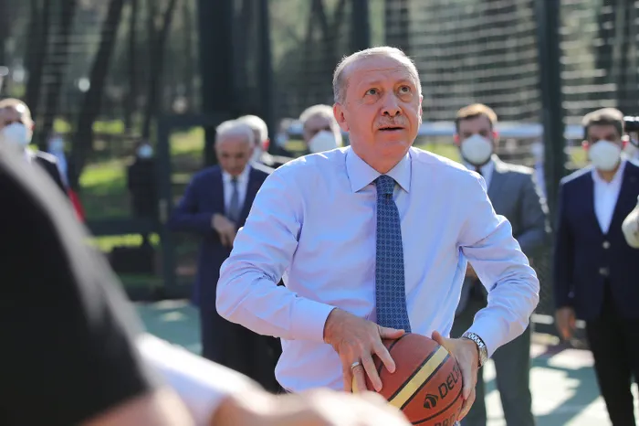 Son dakika: Başkan Erdoğan Ümraniye Millet Bahçesi’nde gençlerle basketbol oynadı