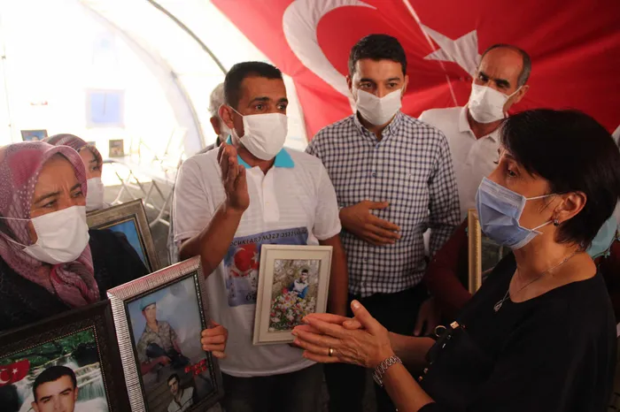 HDP’yi ziyaret ettikten sonra evlat nöbetindeki annelere uğrayan CHP’lilere ailelerden tepki: Ne yüzle geldiniz