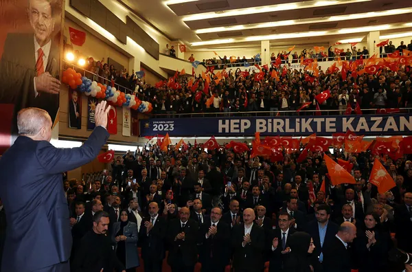 Başkan Recep Tayyip Erdoğan’dan Kılıçdaroğlu’na adaylık göndermesi: İktidara giden yolu Londra sokaklarında arıyor