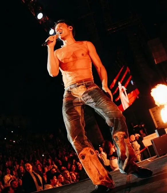 sinan-akcildan-edise-olay-gonderme-o-sozler-alkis-topladi-1759816072293.jpg Şarkıcı Edis / Kaynak: Instagram