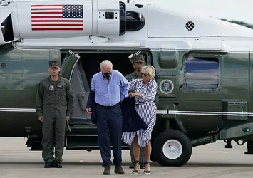 Joe Biden'ın ceketle imtihanı olay oldu! Kolunu kaldırıp giymeye dermanı yok