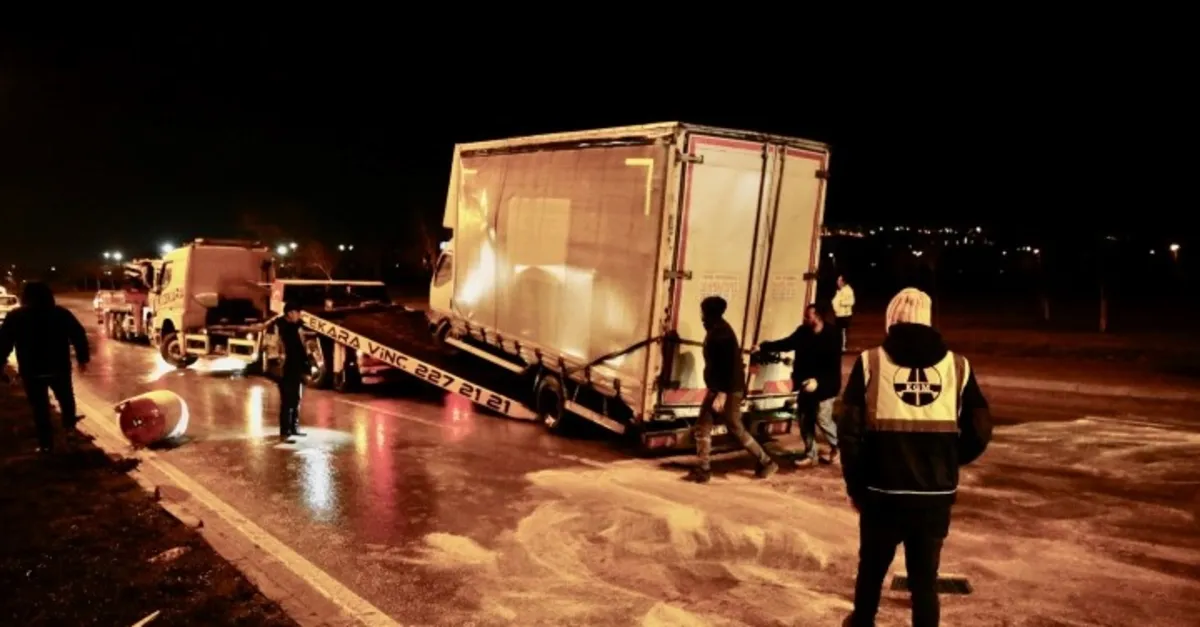 Kontrolden çıkan kamyonet devrildi