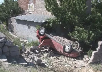 Kayseri'de korkunç kaza! Takla atan otomobil eve girdi: 5 yaralı