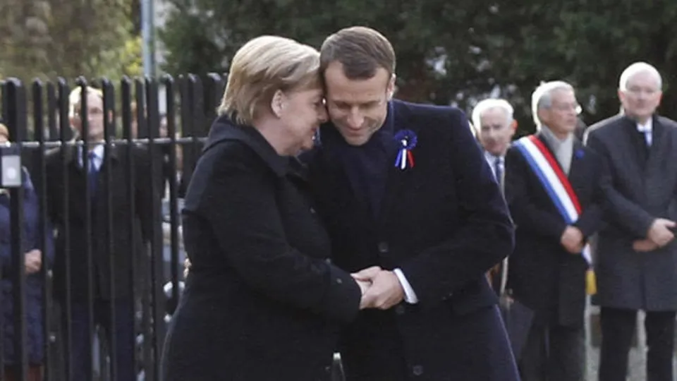 Merkel ve Macron'u utandıran anlar