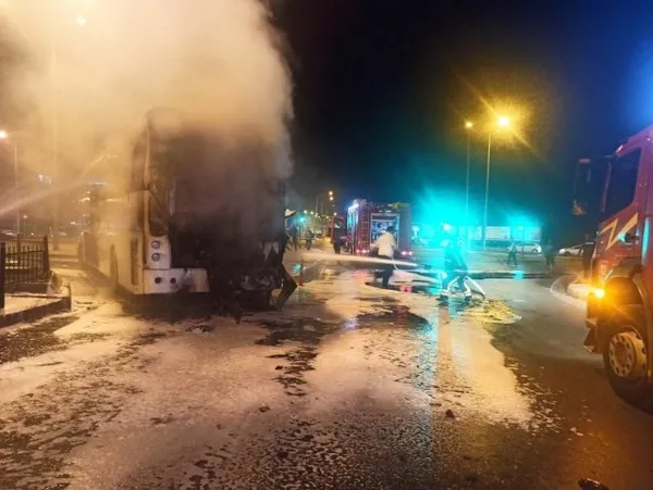 denizlide-alev-alev-yanan-yolcu-otobusu-kullanilamaz-hale-geldi-1630185408345.jpg Denizli'de alev alev yanan yolcu otobüsü kullanılamaz hale geldi - 3