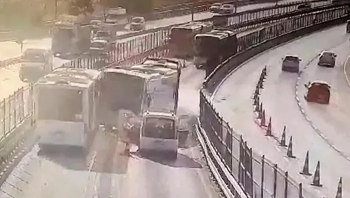 İBB’den geç gelen önlem: Metrobüs yol ayrımına tabela konuldu