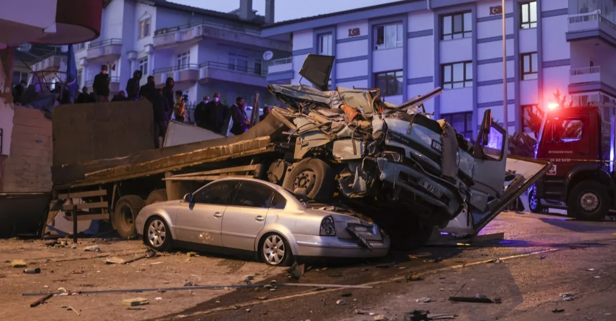 Ankara’da freni boşalan kamyon 10 aracı biçti geçti! Korkunç an kamerada…