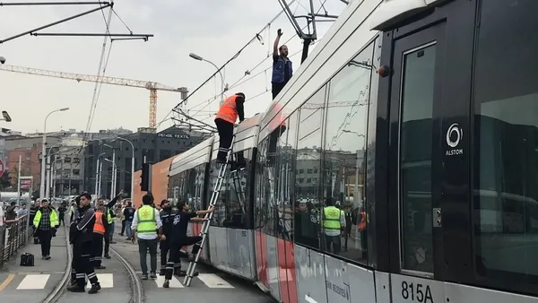 imamoglu-vatandasi-canindan-bezdirdi-kabatas-bagcilar-tramvay-hattinda-alarm-tramvay-raydan-cikti-1698912979125.jpg İmamoğlu vatandaşı canından bezdirdi! Kabataş-Bağcılar Tramvay Hattı'nda alarm! Tramvay raydan çıktı - 5