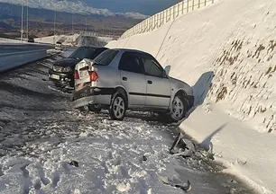 Van’da buzlanmış yol faciaya yol açtı: 5 yaralı