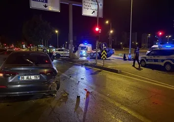 Alkollü sürücü ışıkta bekleyen otomobile çarptı: 1 yaralı