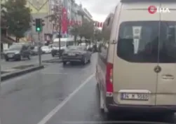 Esenyurt'ta trafiği tehlikeye atan görüntüler! Dolmuş sürücüsü otobüsün önünü kesti