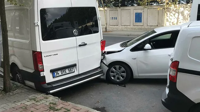 istanbulda-annesinin-olum-haberini-alan-sofor-kaza-yapti-1631258995643.jpg İstanbul’da annesinin ölüm haberini alan şoför kaza yaptı - 2