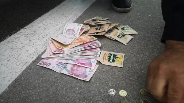 Son dakika | Bursa'da ilginç olay! Arabasının üstündeki cips kutusundan bakın ne çıktı? - 2