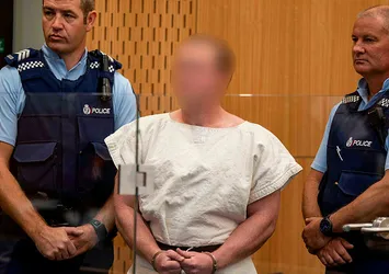 Tekerlekli sandalyedeki kocasını korurken şehit oldu