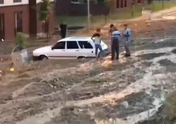 Amasya’da yollar nehre döndü!