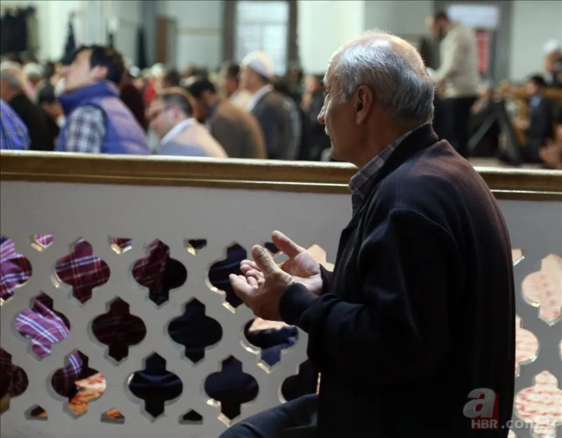 Teravih namazında hangi dualar okunur? Teravihe başlamadan önce, aralarında, her dört rekatın sonunda okunan dualar 2