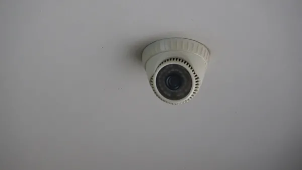 elazigda-musterinin-para-odememek-icin-yapmadigi-rezillik-kalmadi-sacini-koparak-yemege-koydugu-anlar-kamerada-1670404373583.jpg Elazığ’da müşterinin para ödememek için yapmadığı rezillik kalmadı! Saçını koparak yemeğe koyduğu anlar kamerada - 6