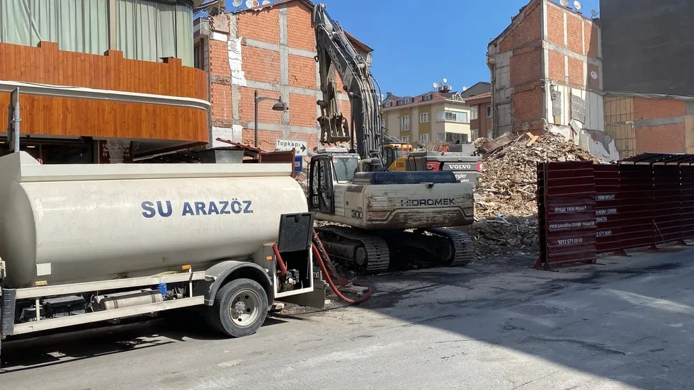 Zeytinburnu'nda yıkımı yapılan 4 katlı bina bir anda çöktü: Caddeyi toz bulutu kapladı, vatandaşların panik anları kamerada - 4