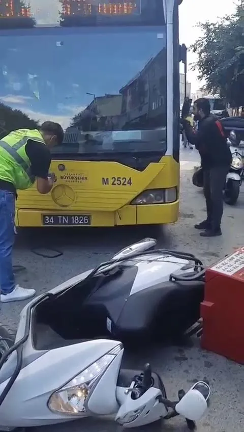 esenyurtta-ofkeli-motokurye-dehset-sacti-iett-otobusune-tekmeli-saldiri-1630836057774.jpg