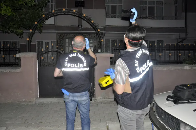 51 yaşındaki adamı evde çocukları ipte asılı buldu! Kapıdaki işaret dikkat çekti - 1