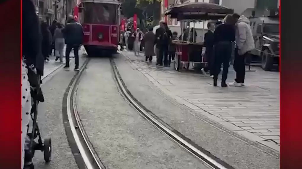 BEBEK ARABASINI TRAMVAYIN ÖNÜNE SÜRDÜ