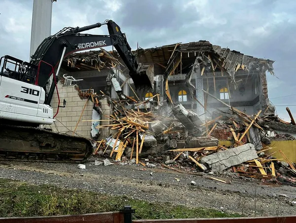 Düzce’deki depremde ağır hasar alan binaların yıkımına başlandı