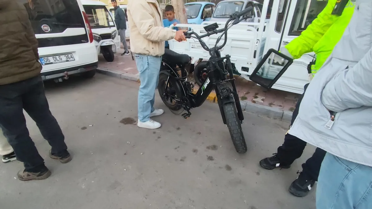 Denizli'de yolun karşısına geçmeye çalışan yayaya otomobilin çarptı