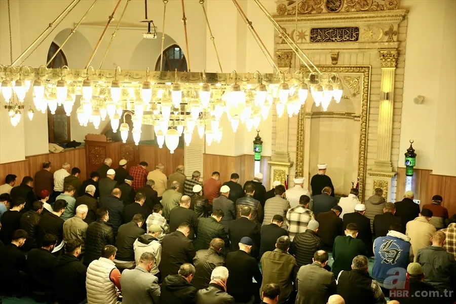 On bir ayın sultanı Ramazan başladı: İlk teravih namazında camiler dolup taştı! 4