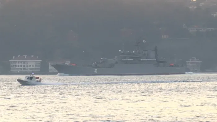 Son dakika: Rus savaş gemisi İstanbul Boğazı’ndan geçti! Dikkat çeken anlar: Tek sıra halinde dizildiler