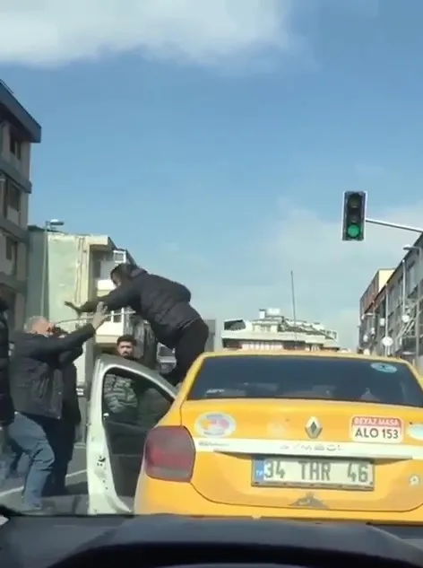 kadikoyde-vatandasla-taksici-yol-verme-kavgasinda-birbirine-girdi-ucan-tekmeli-saldiri-kamerada-1647935603186.jpg Kadıköy’de vatandaşla taksici yol verme kavgasında birbirine girdi! Uçan tekmeli saldırı kamerada - 2