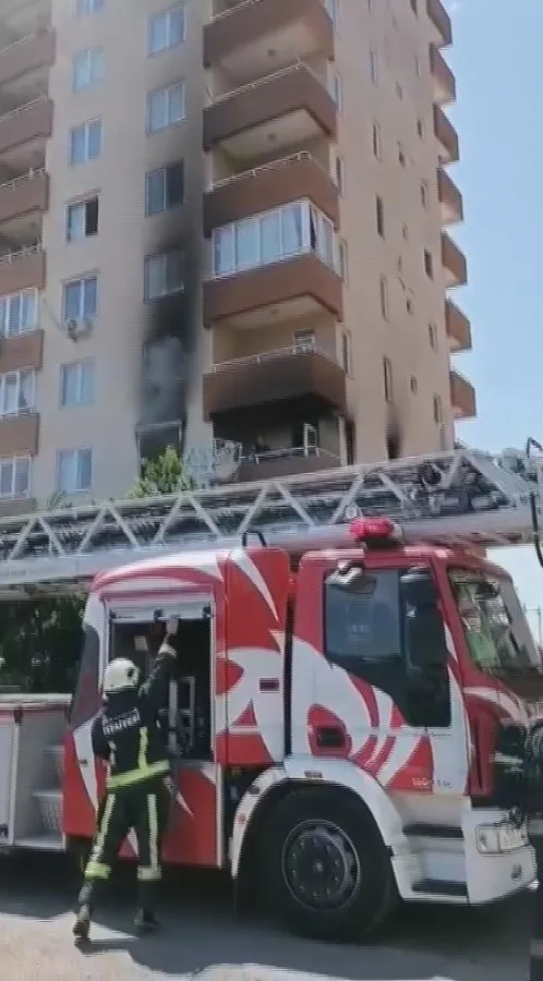 11-katli-binan-2-katinda-yangin-antalyada-panik-anlari-kamerada-1655296894833.jpg