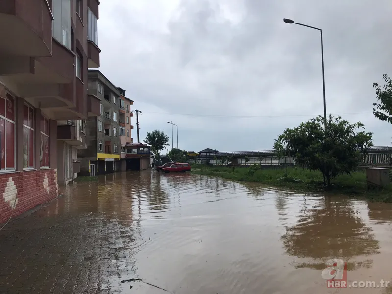 Rize yine sular altında: Dereler taştı yollar kapandı 16