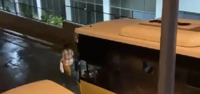 İstanbul’da gece yarısı ilginç olay! Trafiğe aldırış etmeden otobüsün önünde yürüdü
