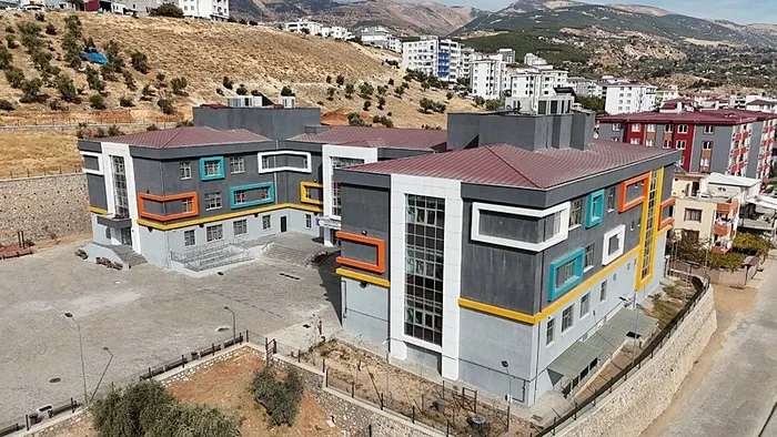 asrin-felaketinden-asrin-seferberligine-baskan-erdogan-300-bininci-konutun-anahtarini-teslim-edecek-1757151973350.jpeg Depremlerin ardından bölgede çok sayıda okul da yeniden inşa edildi. (A Haber arşiv)