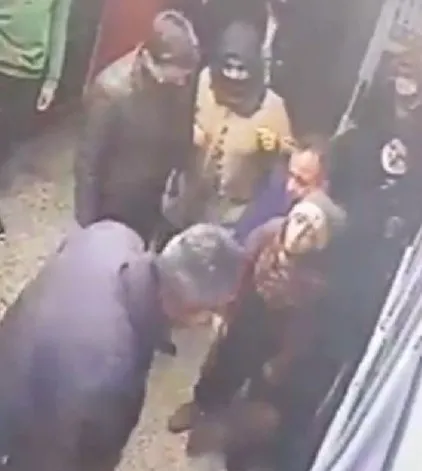 gaziantepte-ilk-yardim-bilgisi-hayat-kurtardi-mudur-ogrenciyi-heimlich-manevrasiyla-kurtardi-1647006420519.jpg Gaziantep’te ilk yardım bilgisi hayat kurtardı! Müdür öğrenciyi Heimlich manevrasıyla kurtardı - 2