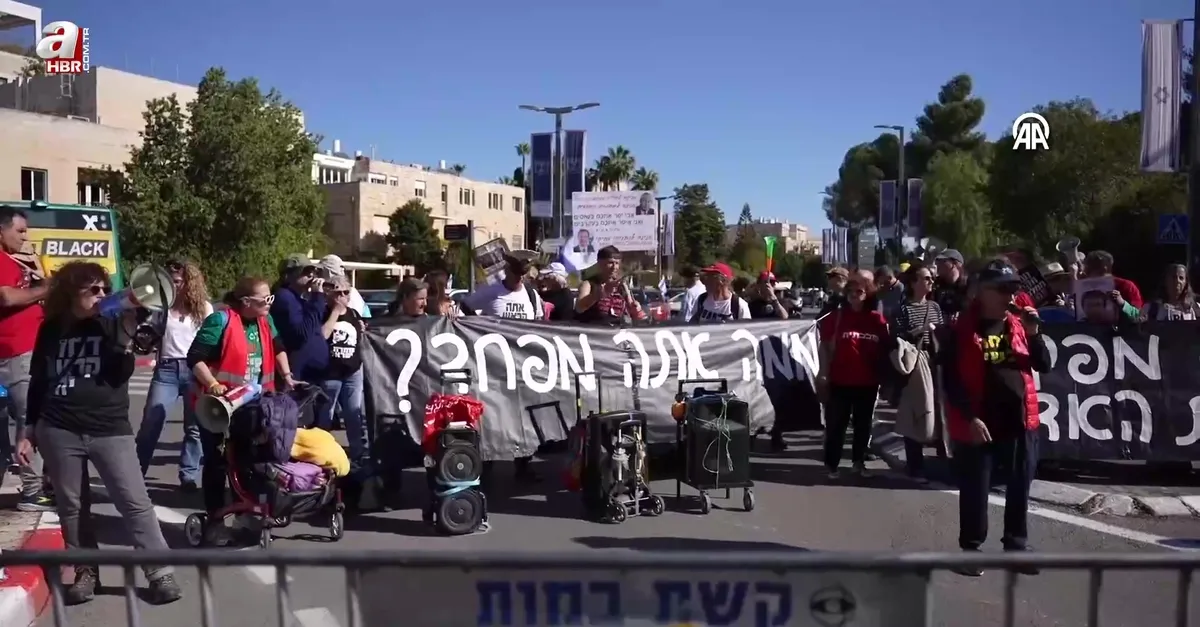 Herzog'un konutu önünde toplanan İsrailliler Netanyahu'nun af talebini protesto etti