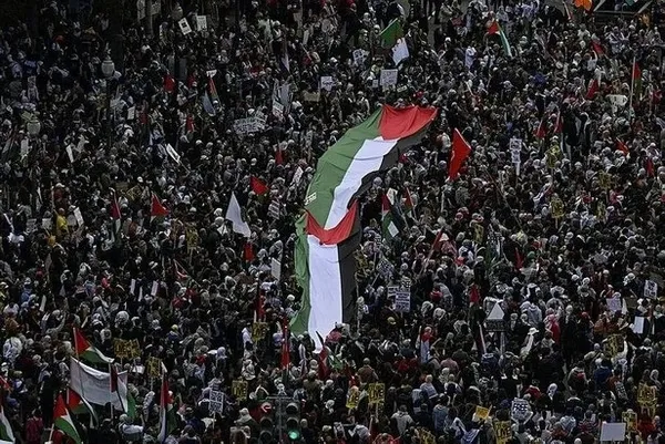 Binlerce İsrailliden Netanyahu’nun evinin önünde protesto! Tüm dünya Filistin için sokaklara döküldü