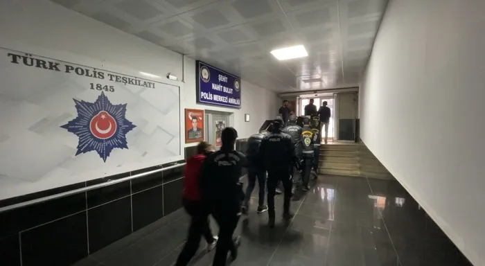 1717145029957.jpg Tunceli'de "mutlu sonla biten masaj" vurgunu! İlana inandı göğüs ve dudak silikonu teminatı adı altında dolandırıldı - 1