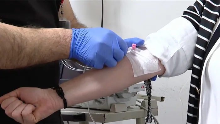 uzman-doktordan-sari-serum-uyarisi-hizla-iyilesmek-icin-sagliginizdan-olmayin-1738761703007.jpg Vatandaşların sarı serum uygulamalarını hastane ortamlarında yaptırmaları öneriliyor. (AA)