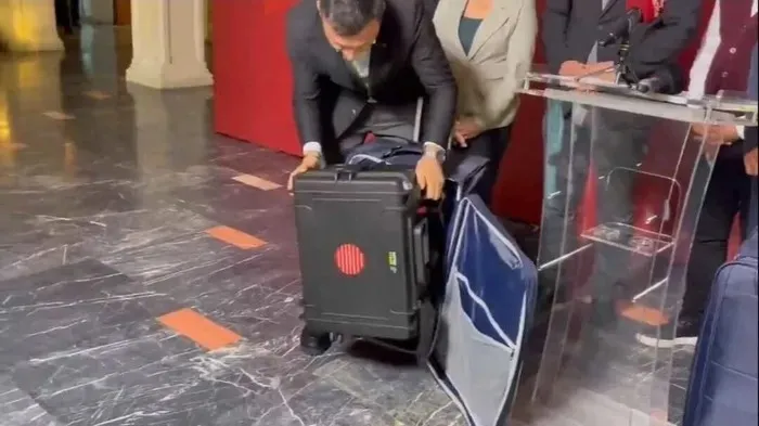 1787832618594.jpeg İBB toplantısında kameralar neden bantlandı? Otel sahibi Çebi'nin ifadesi ahaber.com.tr'de: Peçete ve bandı bile getirdiler - 4