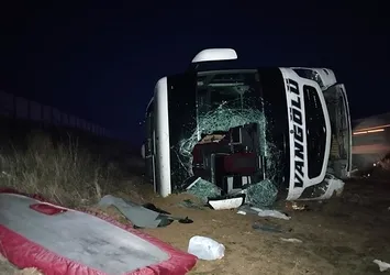 Kırşehir'de yolcu otobüsü şarampole devrildi: 15 yaralı