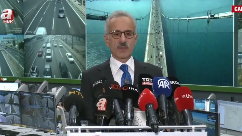 Ulaşımda bayram tedbirleri! Bakan Uraloğlu: Kamyon, çekici ve tankerler trafiğe çıkamayacak