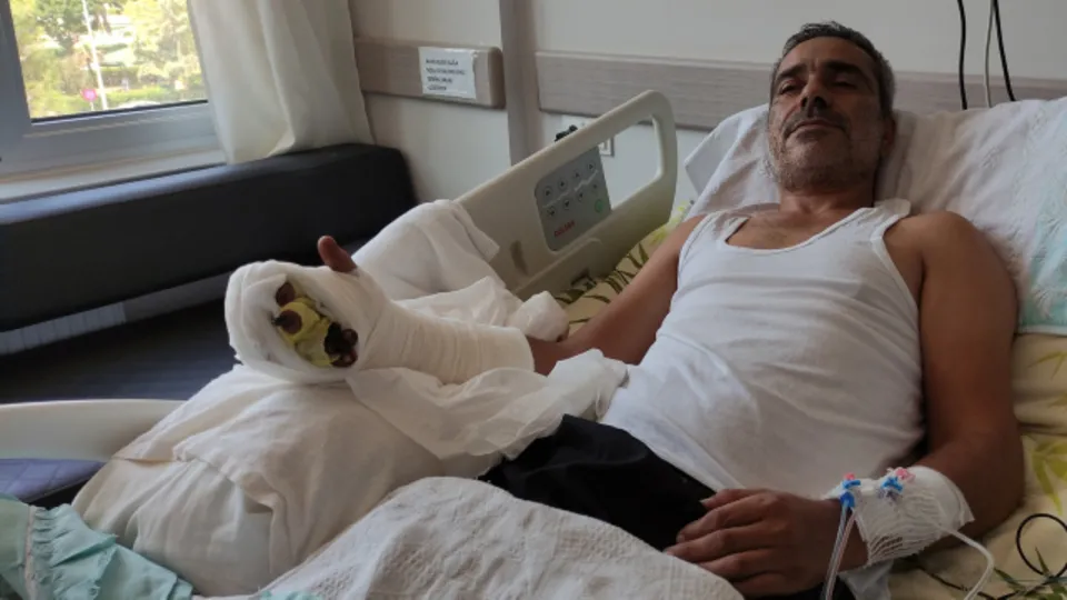 Kopan parmaklarını poşetle hastaneye götürdü! Doktorlar 12 saatte dikti