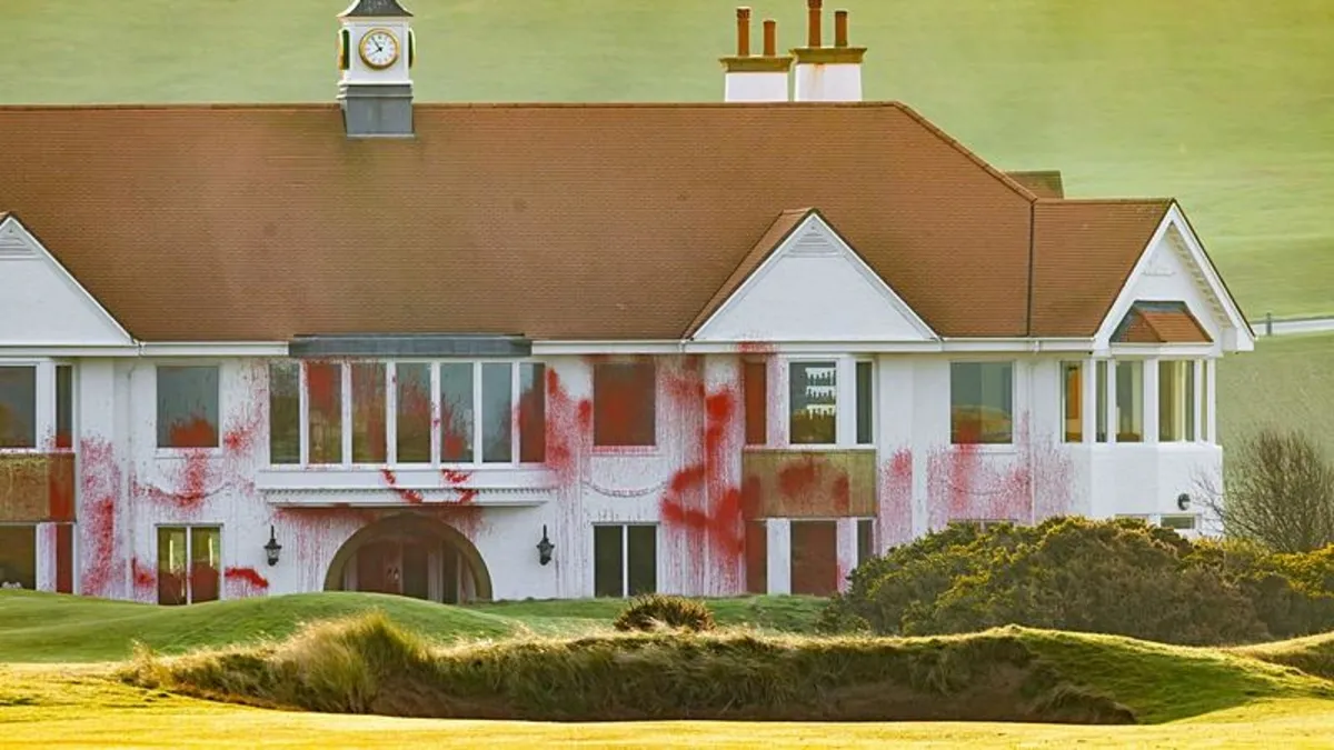 İsrail destekçisi Trump'a şok! İskoçya'daki golf kulübünde protesto "Gazze satılık değildir"